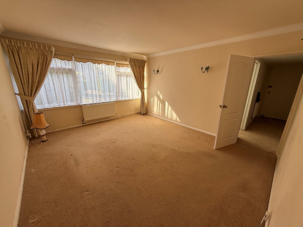 Lot: 117 - VACANT TWO-BEDROOM GROUND FLOOR FLAT REQUIRING IMPROVEMENT - Reception room with window to front aspect